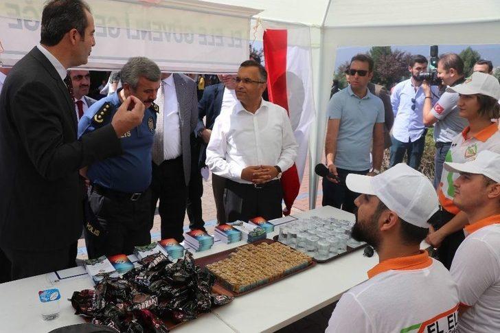 Vali Çeber Ve Rektör Polat Kayıt Yapan Öğrencilerle Bir Araya Geldi G5