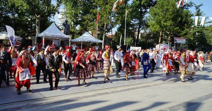 Festivalde 7 Ülkenin Halk Oyunları Ekibi Erik Dalı Oynadı G1