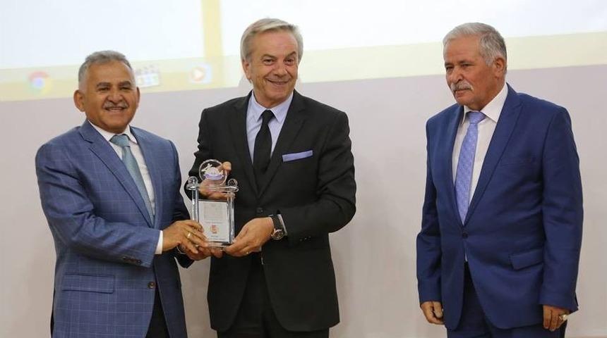 Başkan B&uuml;y&uuml;kkılı&ccedil;, Mesleğine &Ouml;m&uuml;r Veren Basın Mensuplarını Tebrik Etti