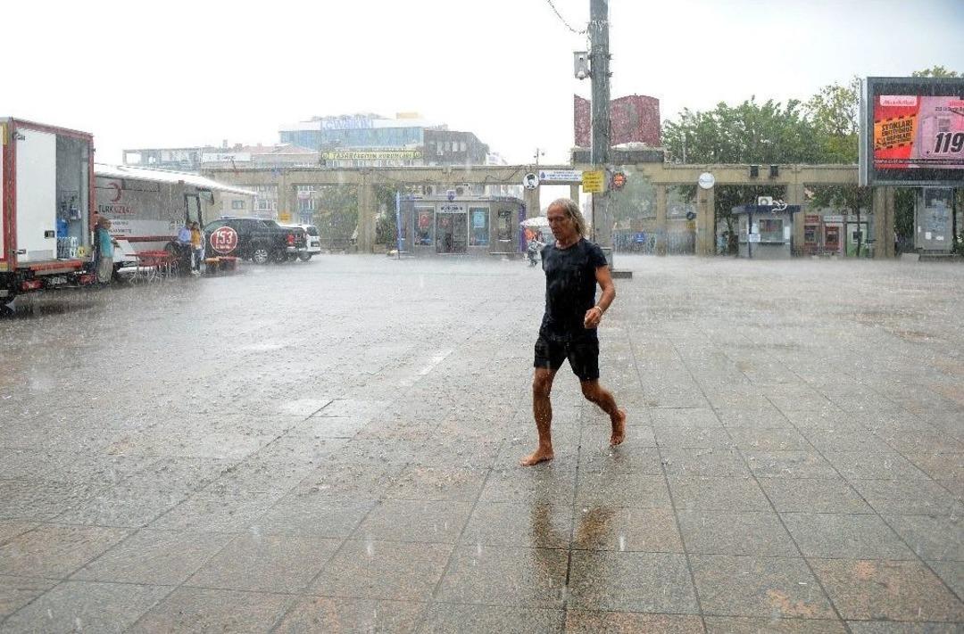 İstanbul&rsquo;da Beklenen Yağış Başladı