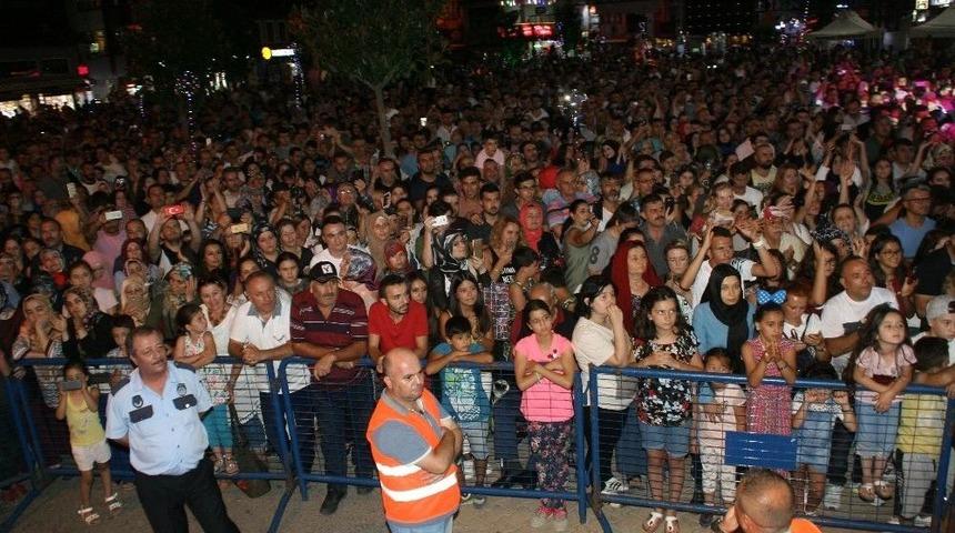 Devrek’te Düzenlenen Uğur Işılak Konseri Büyük İlgi Gördü