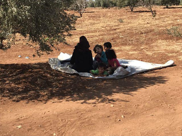 İdib'den kaçan Suriyeliler, Türk gözlem noktası yakınına yerleşti