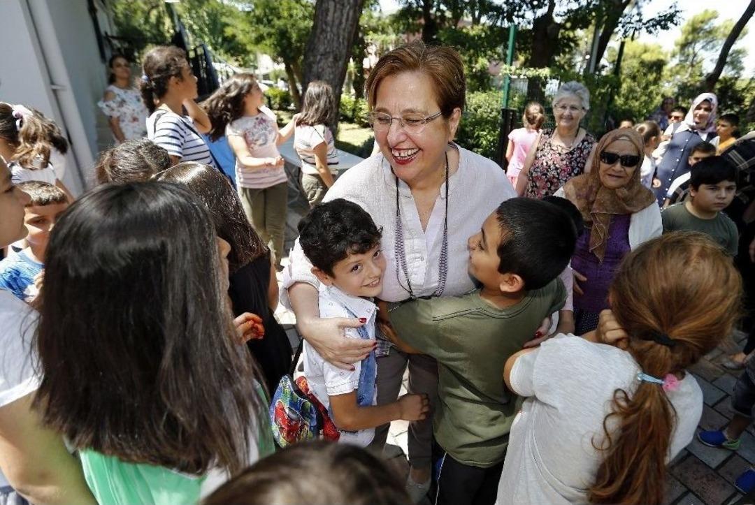Konak&rsquo;ta G&ouml;n&uuml;lden Bayramlaşma