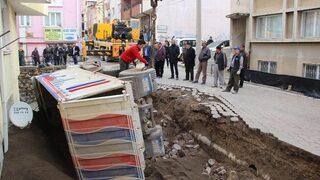 Sivas’da Apartman Boşluğuna Devrilen Kamyon İki Saatte Çıkarıldı
