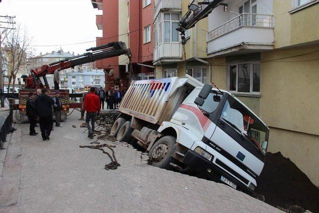 Sivas’da Apartman Boşluğuna Devrilen Kamyon İki Saatte Çıkarıldı