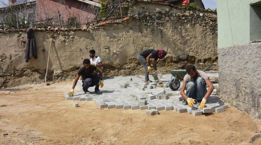 Seyitgazi&rsquo;de Kilit Taş D&ouml;şeme &Ccedil;alışması