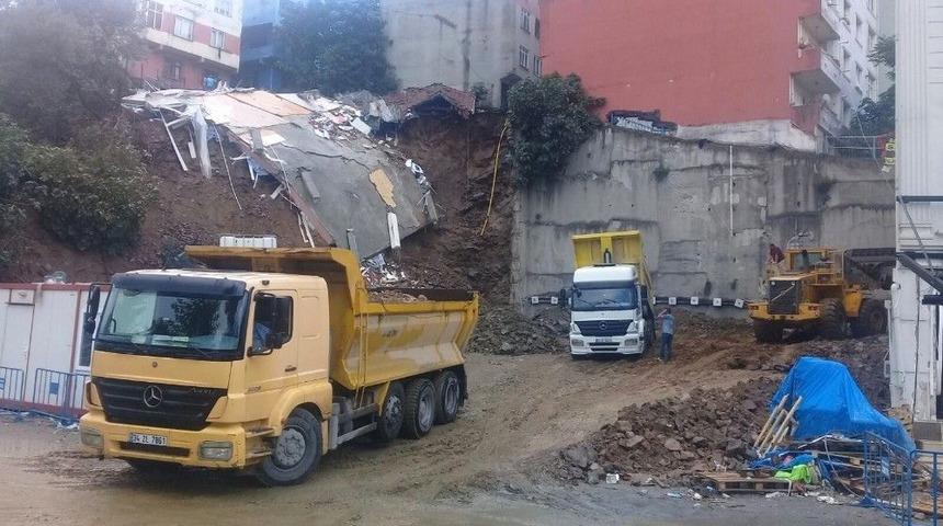 Yıkılan Binanın Enkazının Bulunduğu Alana Molozlara Dolgu Yapılıyor