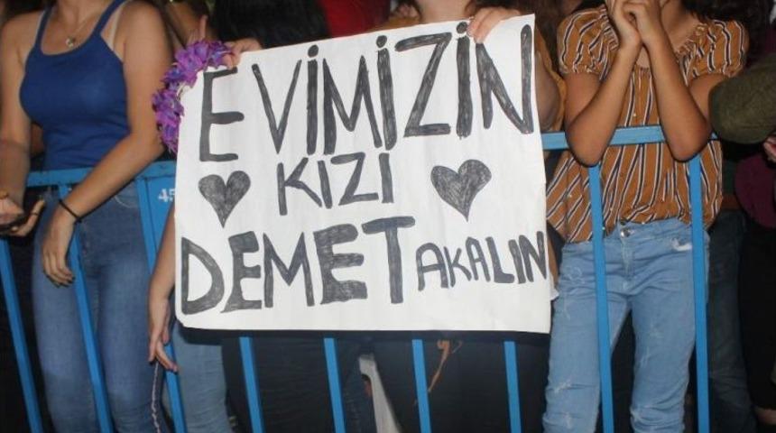 Demet Akalın &Uuml;z&uuml;m Festivalinde Sahne Aldı