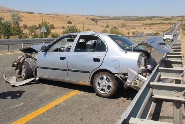 Direksiyon Hakimiyetini Kaybeden Otomobil Bariyerlere &Ccedil;arptı: 4 Yaralı 1