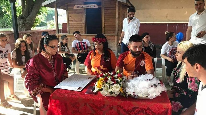 Futbol Sevgisini Forma Giyerek Nikaha Taşıdılar