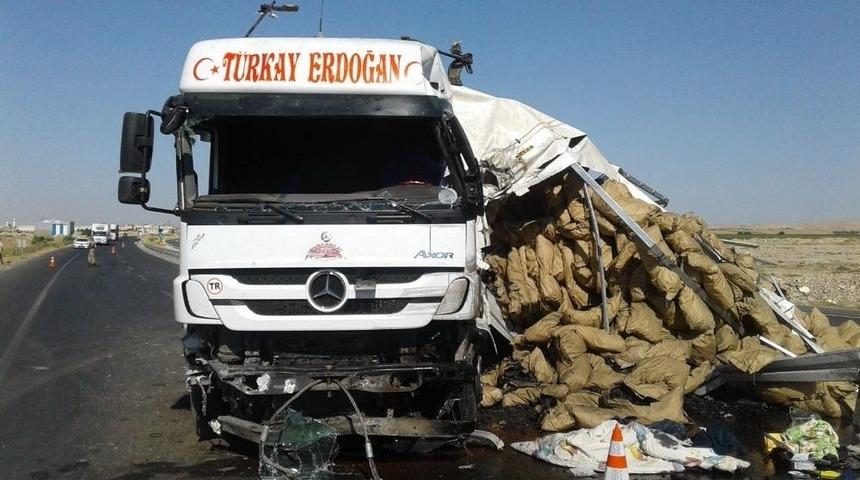 K&ouml;m&uuml;r Y&uuml;kl&uuml; Tır Devrildi: 1 &Ouml;l&uuml;, 1 Yaralı