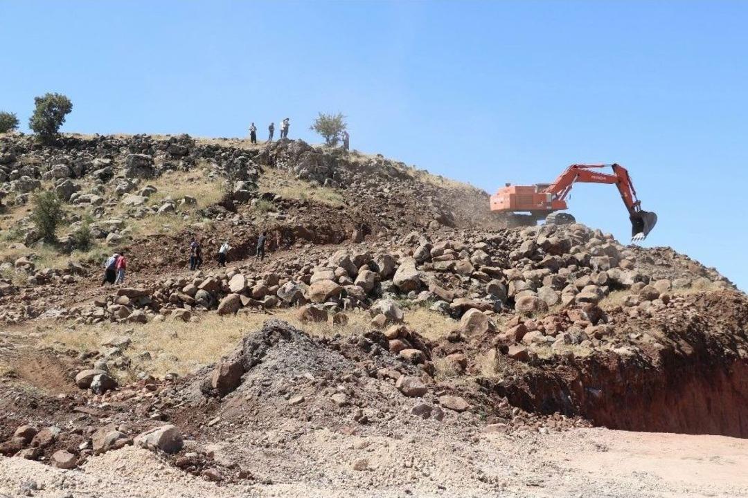 Define Ararken Mezarlıkları Tahrip Ettiler