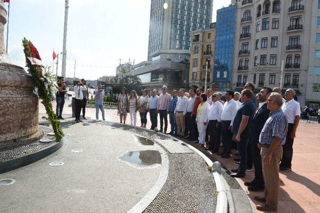 Sivas Kongresi’nin Yıldönümünde Taksim’de Tören Düzenlendi