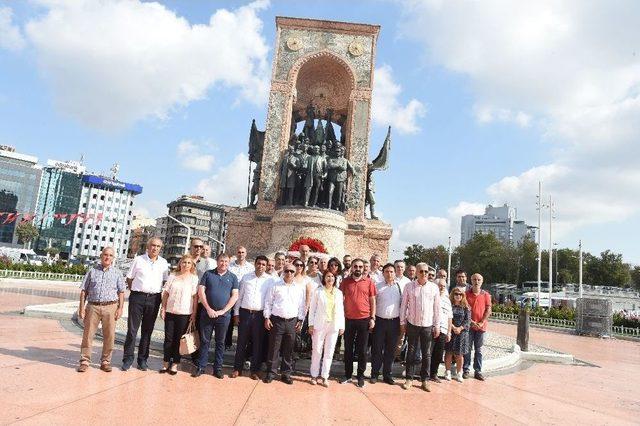 Sivas Kongresi’nin Yıldönümünde Taksim’de Tören Düzenlendi