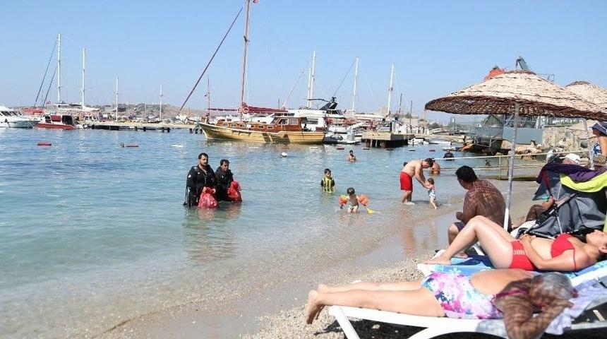 Mavi Bayraklı Halk Plajında Deniz Dibi Temizliği