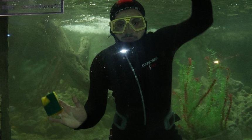 Hayvanat Bah&ccedil;esindeki Dev Akvaryumlarda Bayram Temizliği