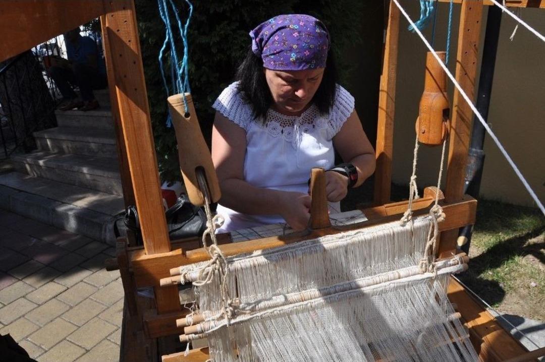 T&uuml;rkiye&rsquo;nin Değişik İllerinden Gelen Dokumacılar H&uuml;nerlerini Sergiledi