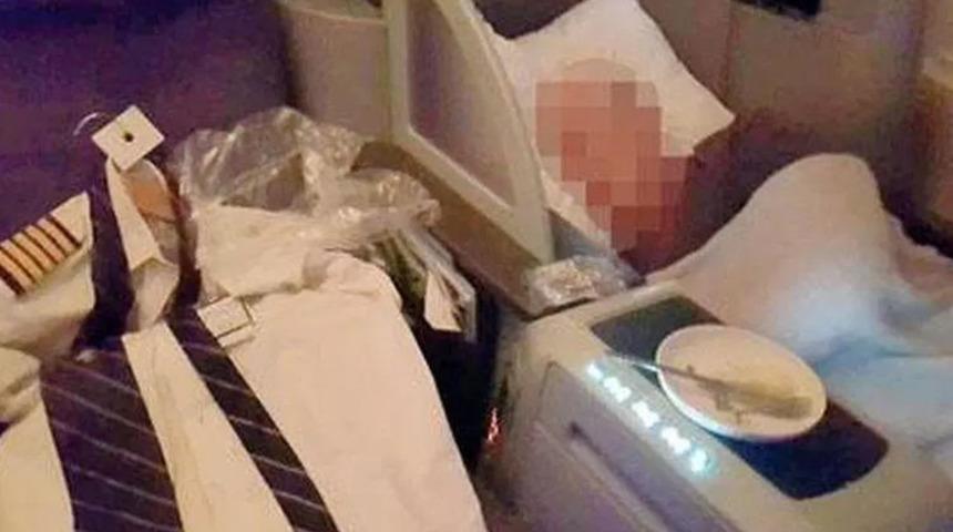 Amerikan United Airlines uçağında ilginç olay! Pilot üniformasını çıkarıp...