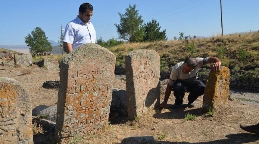 Osmanlı Dönemine Ait Mezar Taşları İncelendi