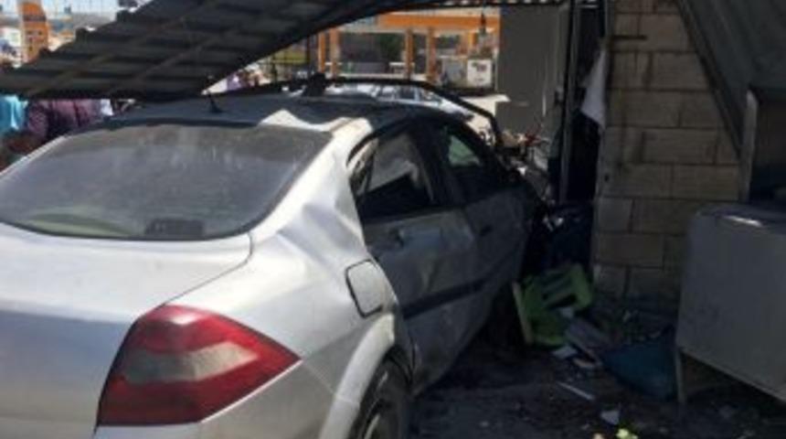 Şanlıurfa&rsquo;da Otomobil Lokantaya Daldı