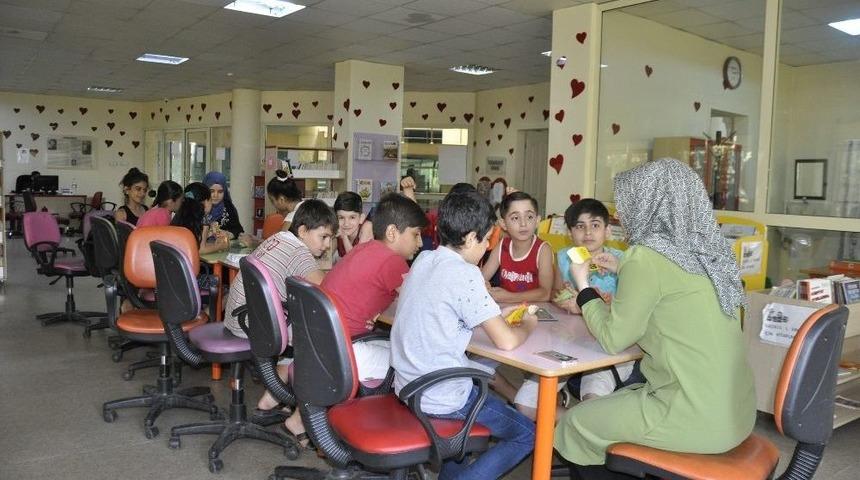 &Ccedil;ocuklar Tatili Oyuncak K&uuml;t&uuml;phanesinde Değerlendiriyor