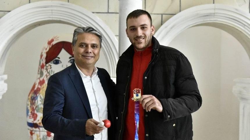 Madalya Sevincini Başkan Uysal&rsquo;la Paylaştı