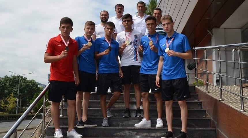 Hekimoğlu Boks Takımı, T&uuml;rkiye Yıldızlar Boks Şampiyonası&rsquo;nda Birinci Oldu