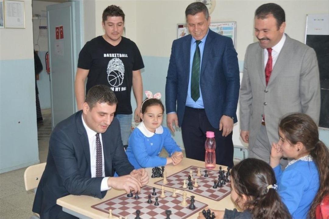 İvrindi Kaymakamı Sinanoğlu, Okuma Yazma Kurslarını Ziyaret Etti