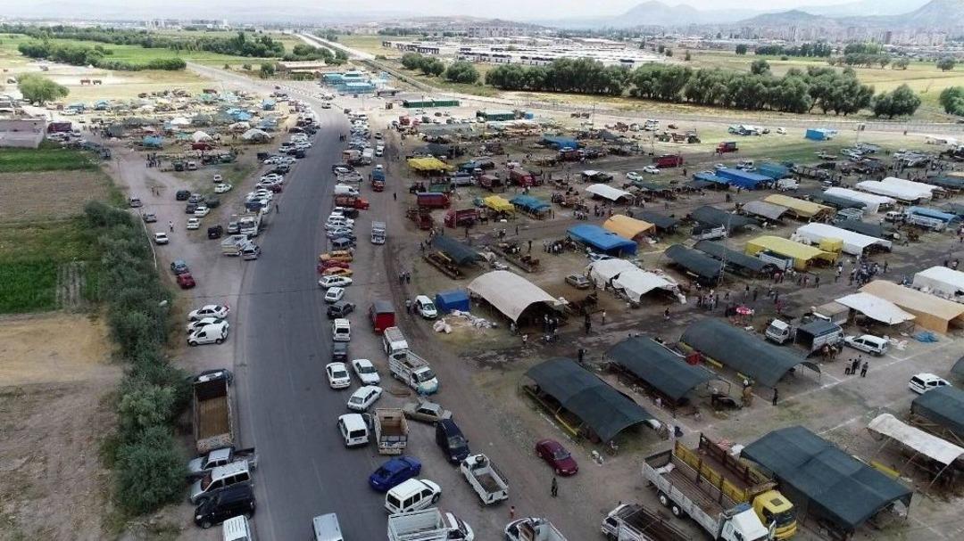 Kurban Pazarındaki Hareketlilik Havadan G&ouml;r&uuml;nt&uuml;lendi
