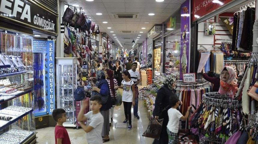 Vatandaşlar Sıcaktan Korunmak İçin Kapalı Çarşılara Akın Etti