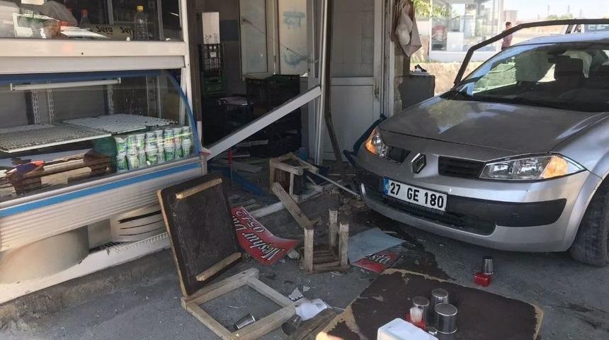 Kontrolden Çıkan Otomobil Lokantaya Daldı