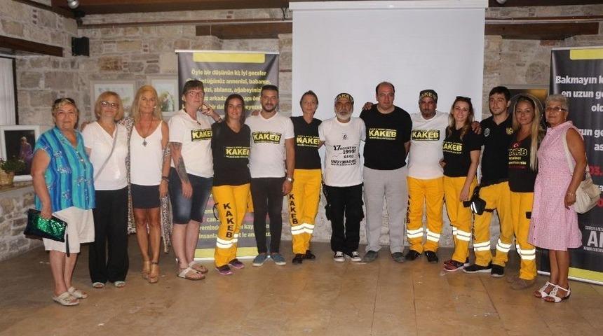 17 Ağustos Depreminde Hayatını Kaybedenler Kuşadası’nda Anıldı