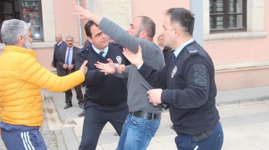 Bı&ccedil;akla Kendini Kesmeye &Ccedil;alıştı, Vatandaş Toplanıp İzledi