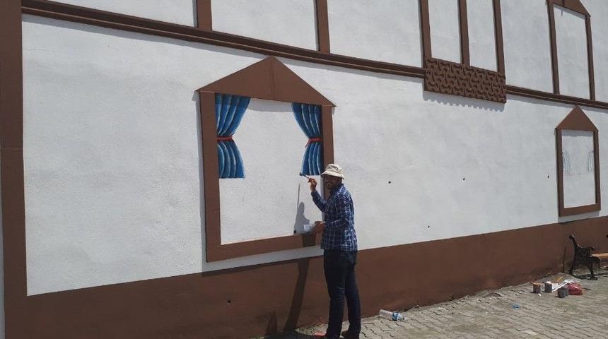 Genç Ressam Duvarlara Hayat Veriyor