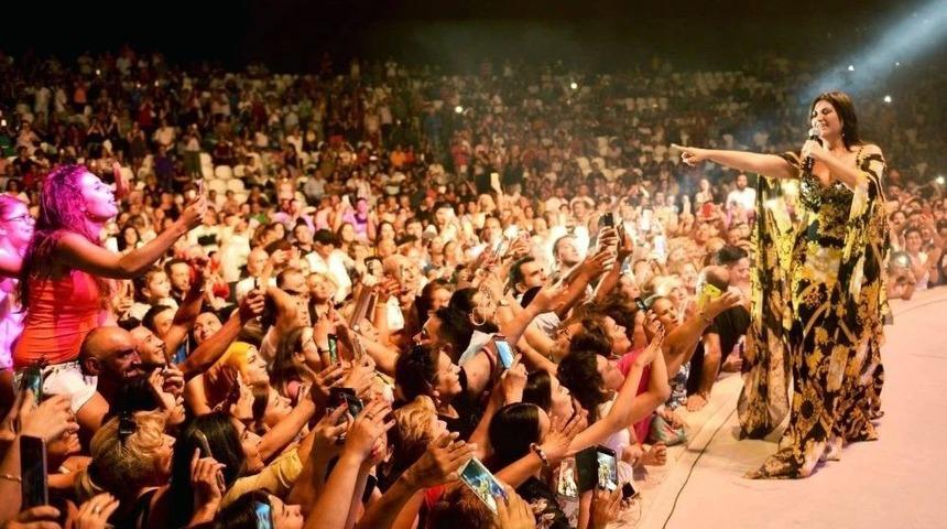 Sibel Can Kuşadası’nı Coşturdu