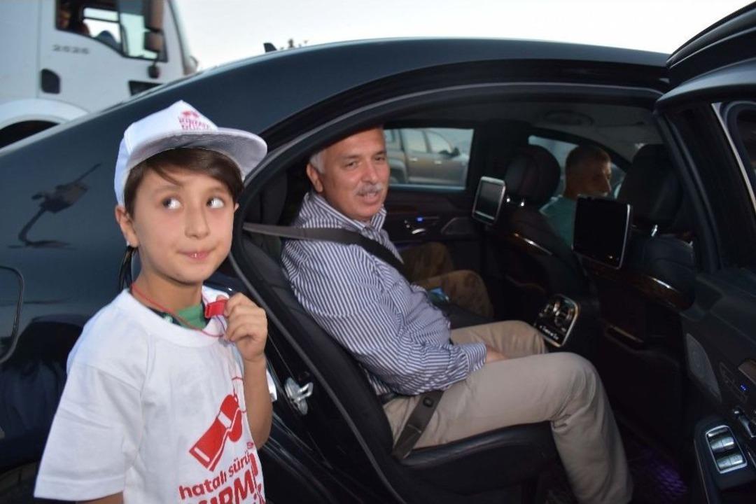 &Ccedil;ocuklar Kırmızı D&uuml;d&uuml;kle Vali Yıldırım&rsquo;ın Aracını Durdurdu