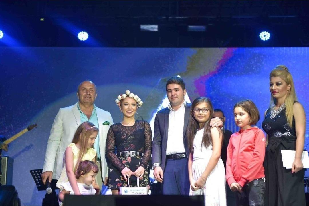 &Uuml;nl&uuml; Sanat&ccedil;ı Ece Se&ccedil;kin, Kurban Bayramı Sonrası Nişanlanacağını A&ccedil;ıkladı