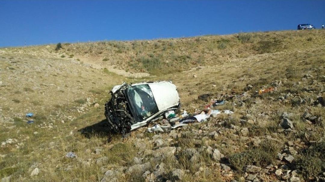 Direksiyon Hakimiyeti Kaybolan Ara&ccedil; U&ccedil;urumdan Yuvarlandı: 1 &Ouml;l&uuml;, 4 Yaralı