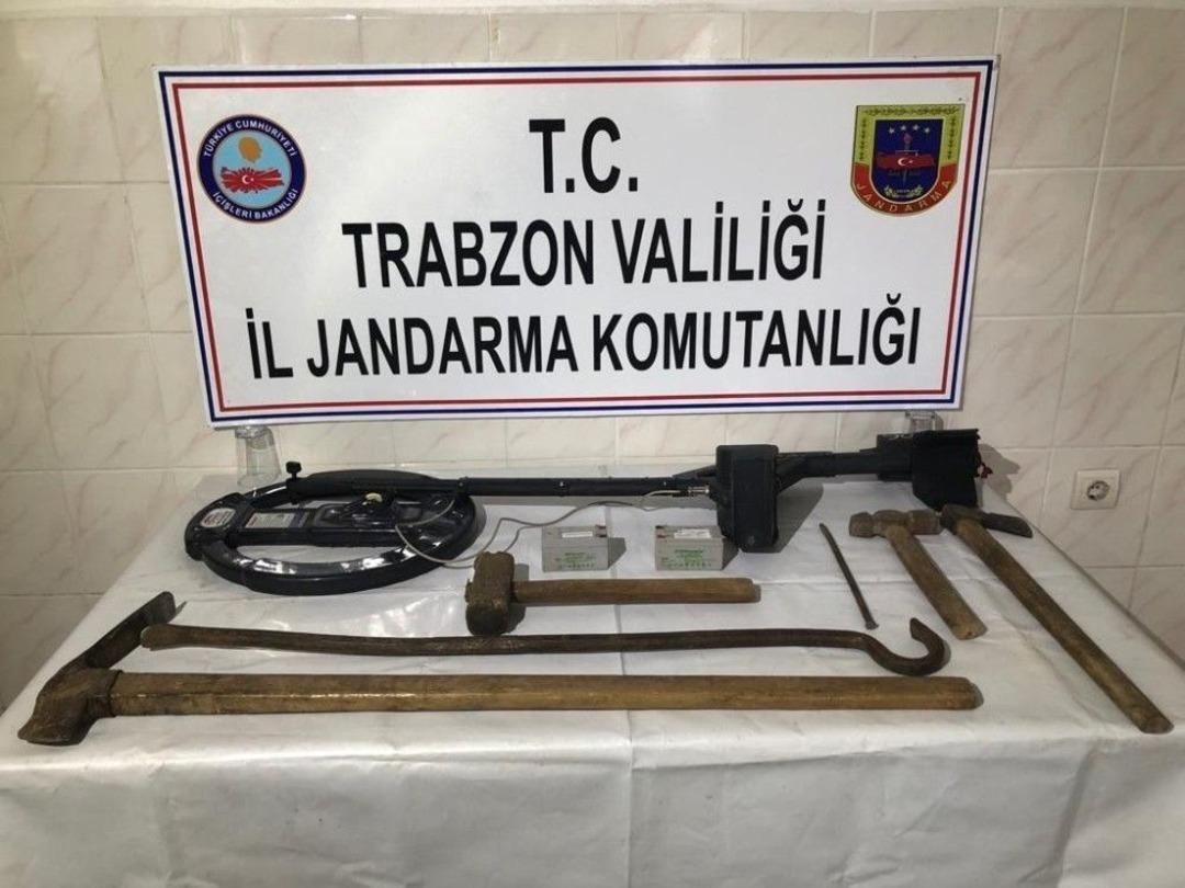 Trabzon&rsquo;da Kilisede Ka&ccedil;ak Kazı Yapan Defineciler Su&ccedil;&uuml;st&uuml; Yakalandı