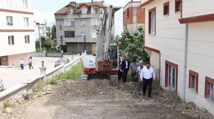 Başkan Aktepe, Parke Ve Yol Yapılacak Alanda İncelemelerde Bulundu