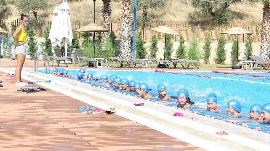 Aydınlı &Ccedil;ocuklar B&uuml;y&uuml;kşehir Belediyesi&rsquo;nin Kursları İle Hem Serinliyor Hem De Y&uuml;zmeyi &Ouml;ğreniyor