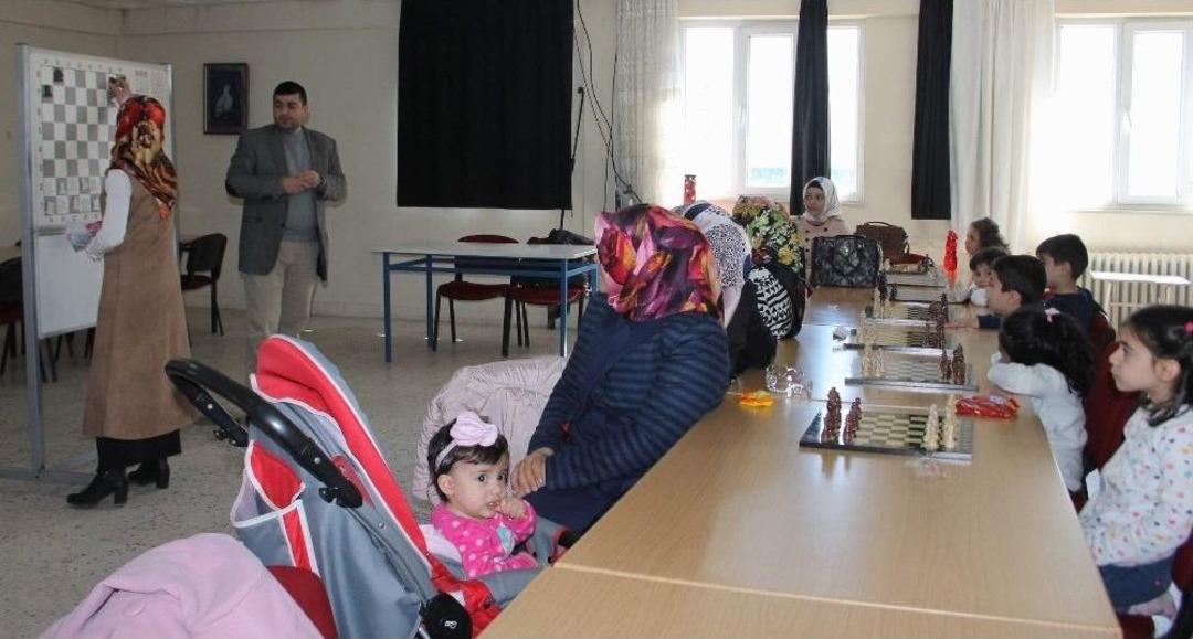 Anneler &Ccedil;ocuklarıyla Birlikte Satran&ccedil; &Ouml;ğreniyor