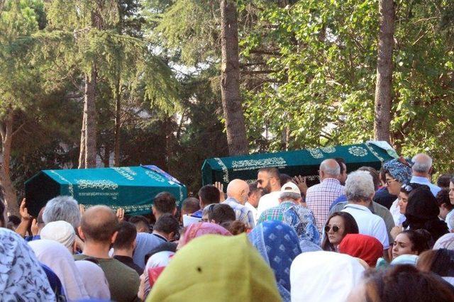 Sakarya’daki Feci Kazada Ölenler Son Yolculuklarına Uğurlandı