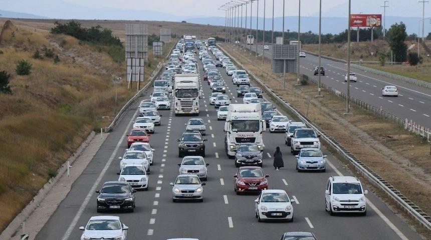 Tatilciler 35 Kilometrelik Ara&ccedil; Kuyruğu Oluşturdu