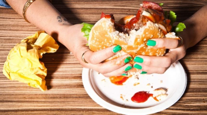 Yemek Yemeyi Seven Kadınlarla Birlikte Olmadan Önce Bilmeniz Gerek 10 Şey