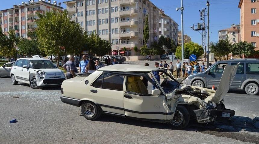 İki Otomobil Çarpıştı: 1 Yaralı