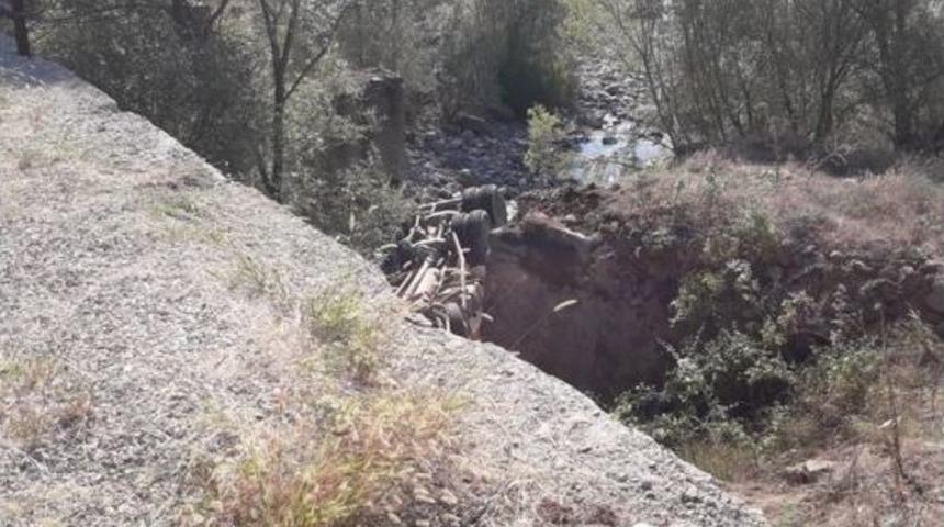 Bolu’da, Kontrolden Çıkan Beton Mikseri Dereye Yuvarlandı