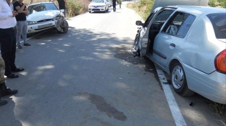 Otomobiller Kafa Kafaya &Ccedil;arpıştı: 10 Yaralı