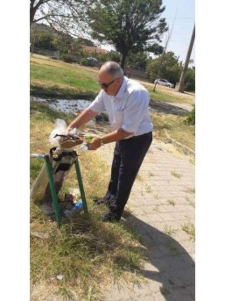 Ak Parti İl Genel Meclis Üyesi, Mazhar Müfit Kansu Parkı’nda Çöp Topladı