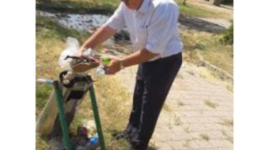 Ak Parti İl Genel Meclis Üyesi, Mazhar Müfit Kansu Parkı’nda Çöp Topladı